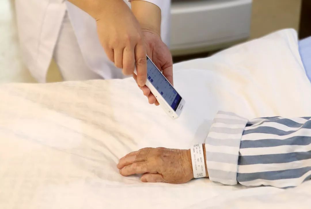 首發(fā)丨走進(jìn)智慧病房，用科技托起生命的重量